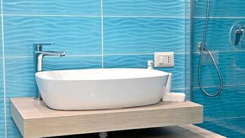 Apartamento (1 Bedroom) | Banheiro | Chuveiro, produtos de toalete grátis, roupões de banho, bidê