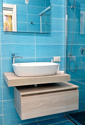 Căn hộ (1 Bedroom) | Phòng tắm | Buồng tắm vòi sen, chậu vệ sinh/vòi rửa 