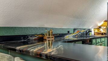 Réfrigérateur, micro-ondes, four, plaque de cuisson