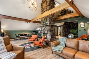Smart TV, fireplace, books, stereo
