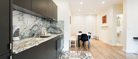 Kühlschrank, Mikrowelle, Ofen, Geschirrspüler