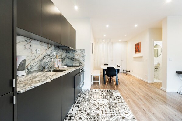 Réfrigérateur, four à micro-ondes, un four, lave-vaisselle