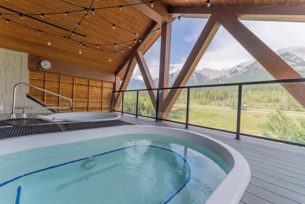 Indoor spa tub