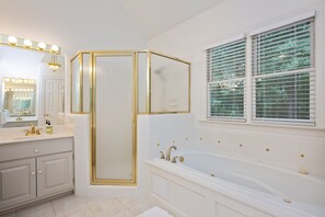 Shower, jetted tub, eco-friendly toiletries, hair dryer - Private Home Office, Ultafast WiFi, Designer Furnishings & Luxury Bedding (Raleigh)
