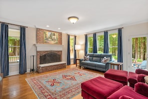 Smart TV, fireplace - Private Home Office, Ultafast WiFi, Designer Furnishings & Luxury Bedding (Raleigh)