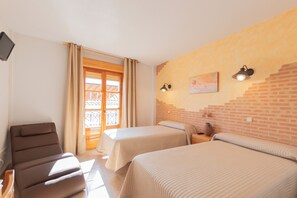 Værelse til 3 personer | Individuelt design, individuel indretning, skrivebord