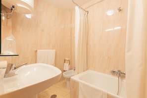 Towels, soap, shampoo, toilet paper - HOTEL PALACIO COGOLLUDO (Cogolludo)
