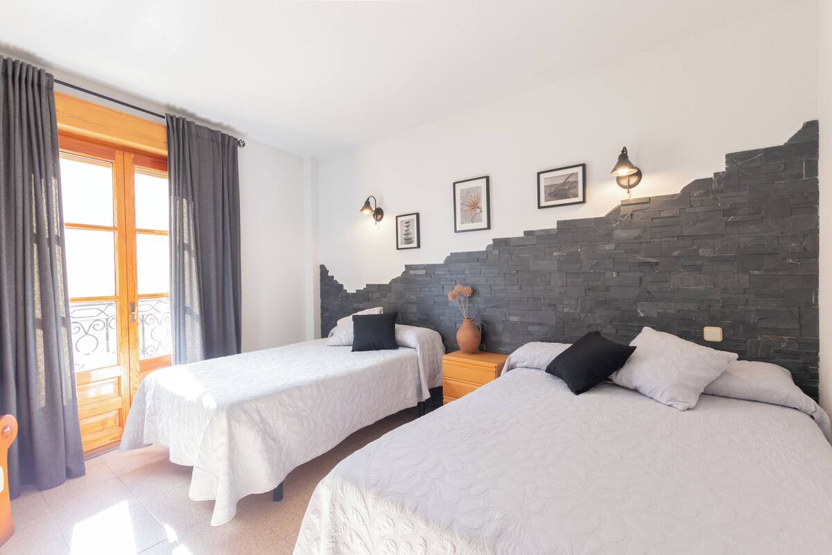 Triple Room | Desk, laptop workspace, WiFi (free), individually decorated
