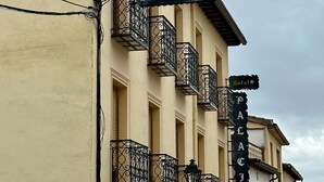 A hotel with a balcony featuring wrought iron railings and a sign that reads "HOTEL". - HOTEL PALACIO COGOLLUDO (Cogolludo)