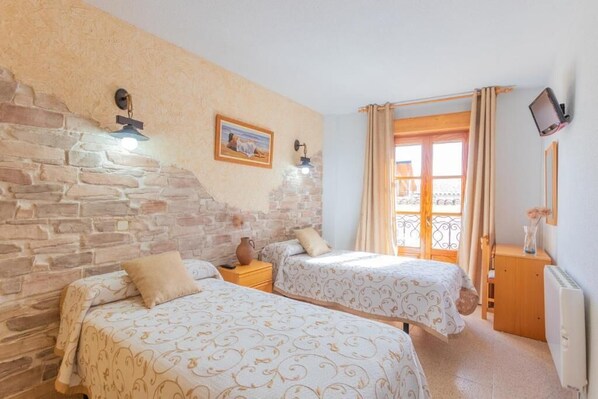 Schreibtisch, laptopgeeigneter Arbeitsplatz, kostenloses WLAN