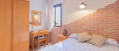 مكتب ومساحة عمل للكمبيوتر المحمول وواي فاي مجانًا وملاءات أسرّة