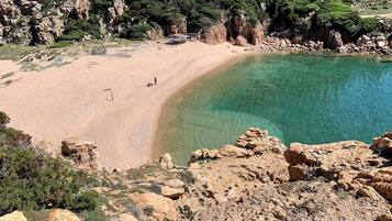 Chaises longues, serviettes de plage