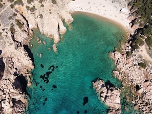 Chaises longues, serviettes de plage