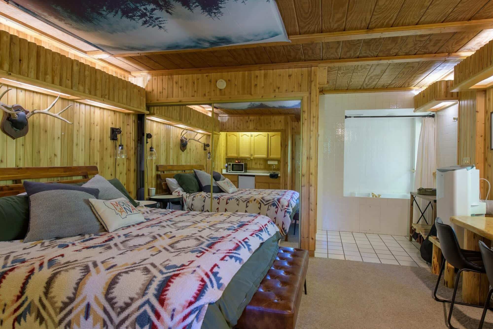 スタジオ キングベッド 1 台 暖炉 ガーデンビュー (Fishing Escape in the Woods) | 客室ごとに異なる装飾、客室ごとに異なるインテリア、デスク、ノートパソコン用作業スペース