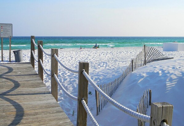 Apartment, Mehrere Betten (Sea Oats 212) | Strand | Am Strand