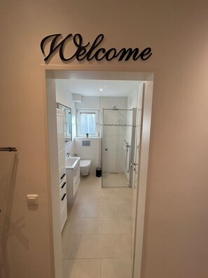 Shower, hair dryer, bidet, towels