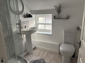 Serviettes fournies, papier toilette