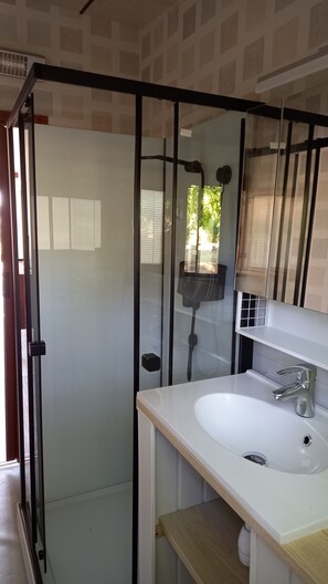 Een douche, een haardroger, handdoeken, toiletpapier