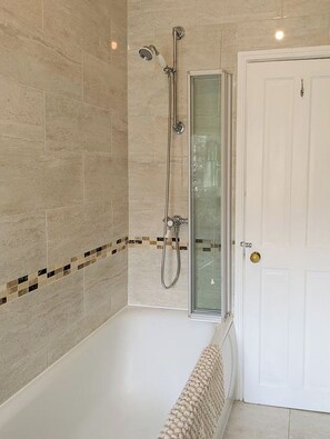 Hair dryer, towels, soap, shampoo - Stylish Saltaire Cottage | Walk to Salts Mill | Parking & Fast WiFi (Saltaire)