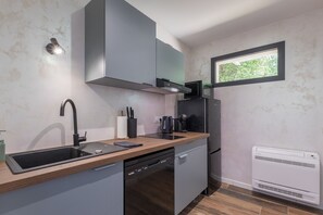 Kylskåp, mikrovågsugn, diskmaskin och kaffe- och tebryggare