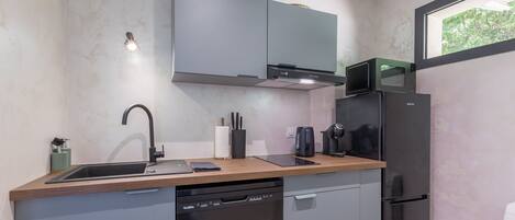 ثلاجة، ميكروويف، غسالة أطباق، ماكينة لصنع القهوة/الشاي