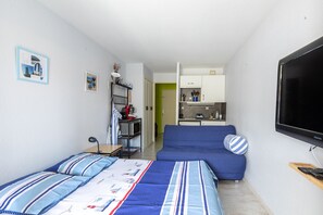 Iron/ironing board, bed sheets