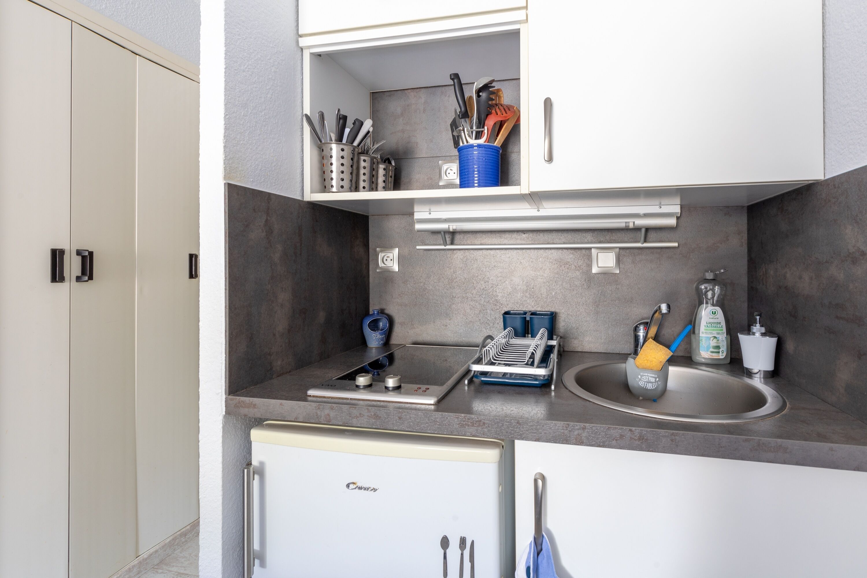 Réfrigérateur, micro-ondes, four, cafetière/bouilloire