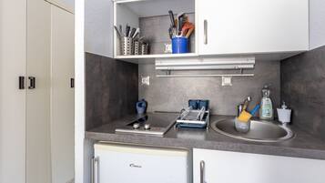 Réfrigérateur, micro-ondes, four, cafetiÚre/bouilloire