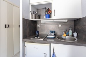 Fridge, microwave, oven, coffee/tea maker