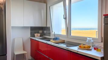 Geladeira, micro-ondas, fogão, cooktop