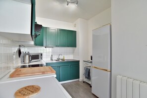 Kylskåp, mikrovågsugn, ugn och diskmaskin