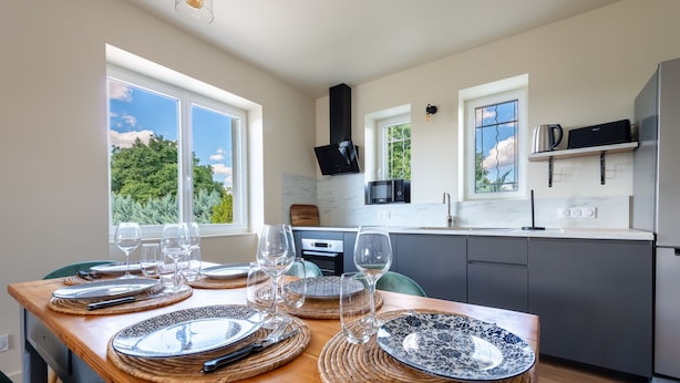 Una cocina moderna con comedor preparado para seis personas.