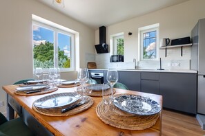 Una cocina moderna con comedor preparado para seis personas.