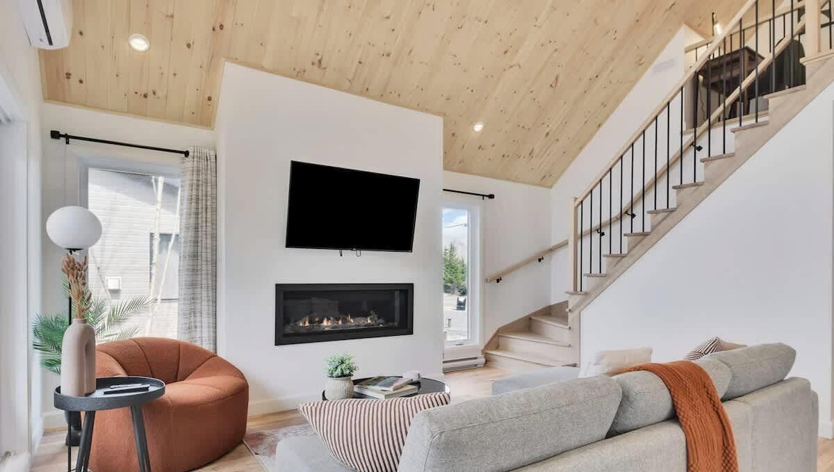 TV, fireplace