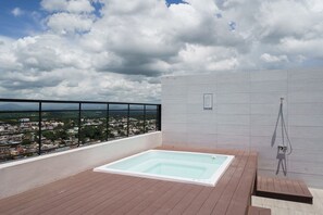 Outdoor spa tub