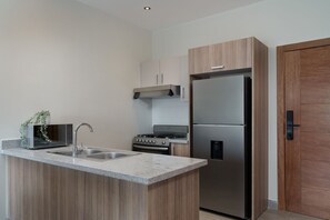 Fridge, microwave, oven, coffee/tea maker