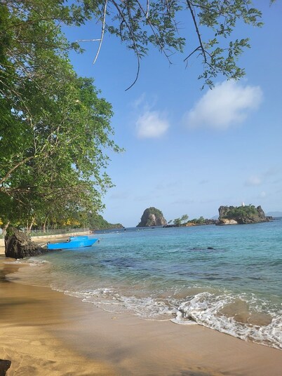 Charming 2-bedroom house in tranquil Upper Villa with AC