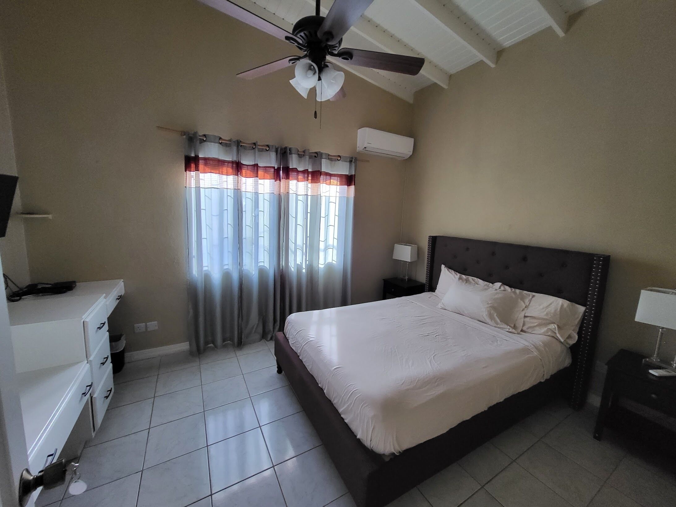 2 makuuhuonetta, silitysrauta/-lauta, Wi-Fi, vuodevaatteet