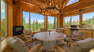 House, Multiple Beds, Patio, Mountain View (Therriault Pass Sanctuary) | Interior