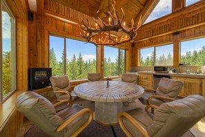 House, Multiple Beds, Patio, Mountain View (Therriault Pass Sanctuary) | Interior