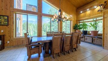 House, Multiple Beds, Patio, Mountain View (Therriault Pass Sanctuary) | Dining