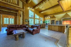House, Multiple Beds, Patio, Mountain View (Therriault Pass Sanctuary) | Living area