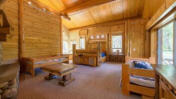 獨棟房屋, 多張床, 庭院, 山景 (Therriault Pass Sanctuary) | 獨特裝潢、布置獨特、書桌、筆電工作空間