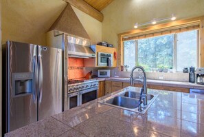 Casa, varias camas, patio, vista a la montaña (Therriault Pass Sanctuary) | Cocina privada | Refrigerador, microondas, horno y parrilla de estufa 