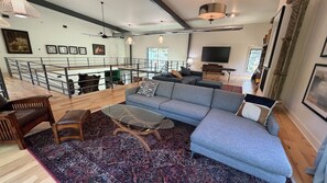 TV connectée, cheminée, espaces bureaux