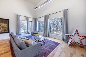 Smart-tv, eldstad och kontor