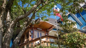 Une maison traditionnelle en bois, sur laquelle on peut voir une enseigne indiquant « Casa Kalber ».