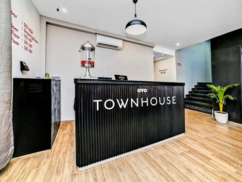 Super OYO Tonwhouse 1274 Patrakarpuram