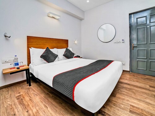 Super OYO Tonwhouse 1274 Patrakarpuram