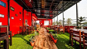 House | Outdoor dining